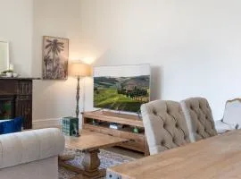 Central 2-Bed Apartment with Private Parking