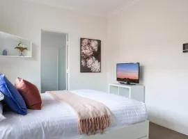 Bright Studio Steps from Westmead Hospital