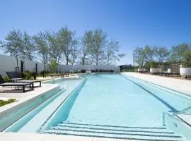 Modern 1-Bed Apartment With Parking, Pool and Gym