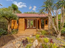 Stream-side Cottage - Driving Creek Coromandel, ξενοδοχείο στο Coromandel Town