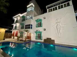 LUXUS Resort & Swimming Pool