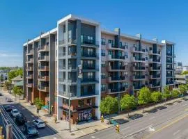 The Nash Luxe, Pool, Gym, Nightlife!