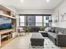 Executive Unit with Pool and Gym near Riverfront