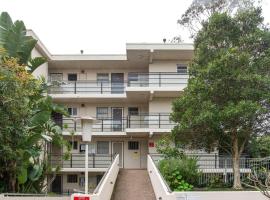 Bronte Beach Coastal Apartment with Ocean View, hotel a Sydney
