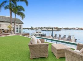 Amazing Canal House with Private Jetty, Gym & Pool, hotel in Mooloolaba