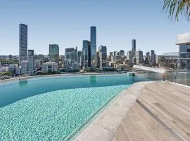 River-View Unit with Rooftop Pool near Museums