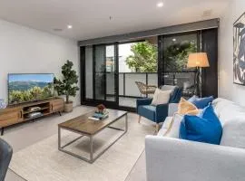 Chic 3-Bed in Central with Pool, Sauna and Gym