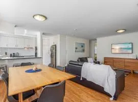 Cosy 2-Bedroom Seaside Unit Steps from Beach