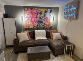 1BR Condo Near West 7th, Pool, Hot Tub, BBQ Sleeps 4 - Jacob's Neon Pearl, hotel in Fort Worth