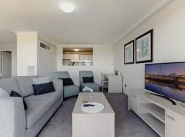 2-Bed with Gym, Tennis Court & Stunning Lake Views