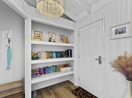 Pet-friendly Private Retreat with Large Backyard, ξενοδοχείο σε Surf Beach