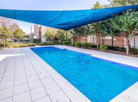 Exquisite Apartment with BBQ and Pool, near Shops, hôtel à Phillip
