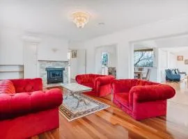 Restful Canberra Retreat in Spacious Terrace Home