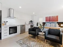 Cozy 1-Bed Studio Near Cafes and Shops