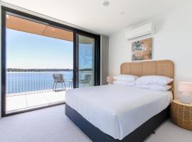 Lavish Coastal 2-Bed with Stunning Ocean Views, ξενοδοχείο στο Μπέιτμανς Μπέι