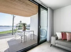 Bayfront Holiday Retreat with Parking