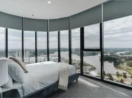 Panoramic Lake View 2-Bed with Pool, Gym and BBQ