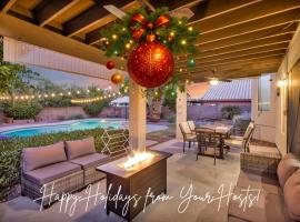 Cozy Holiday Escape - Hot Tub - Fire Pit - Fast WiFi, hotel in Phoenix