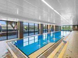Chic 1-Bed with Balcony Views and Amenities