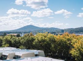 Perfect Located 1-Bed with Great Views & Parking, hotel in Kingston 