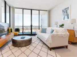 1-Bed with Amazing Views, Pool, Gym, BBQ & Parking