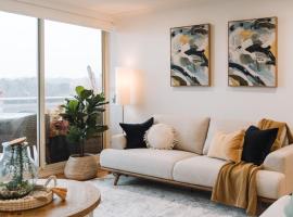 Lakeside 3-Bed Apartment with Jacuzzi, hotel in Belconnen