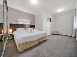 Comfy 2-Bed Near the Lake with Secure Parking