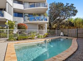 Pristine 2-Bed Apartment with Pool and Balcony, ξενοδοχείο στο Sunrise Beach