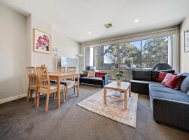 Tranquil Apartment in Green, Well Connected Suburb, Hotel in Lyons