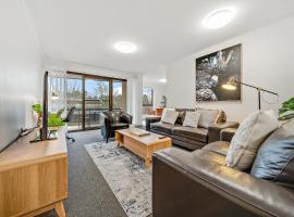 2-Bed with Pool, BBQ, Tennis Court & Parking, hotel i Kingston 