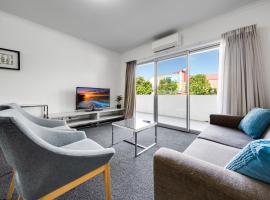 Spacious 2-Bed Conveniently by Lake Tuggeranong, hotel a Tuggeranong