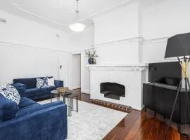 Chic Semi-Detached 2-Bed Home with Outdoor Dining