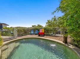 Spacious 4-Bed Family Retreat with Pool Near Beach, hôtel à Coolum Beach