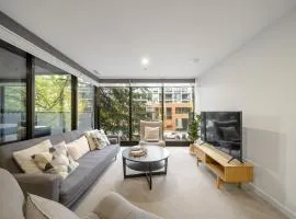 Chic Inner-City 2-Bed Abode with Pool Gym & Sauna