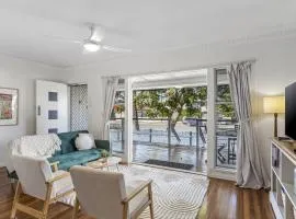 Beachside 3-Bed family Home with Parking & Veranda