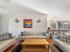 Spacious 4-Bed Home 2-Min to the Beach, Hotel in Broulee