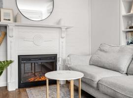 Charming 1-Bed with Fireplace by the Beach, hotel v Melbourne