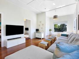 2-Bed Beach House in Burleigh Heads Amidst Nature, vila v destinaci Gold Coast