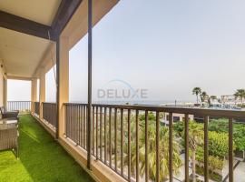 Exquisite 2BR Seafront Haven with Resort Lifestyle and Panoramic Sea Views, Near Faqiat Beach and Campsite, Mina Al Fajer D, Fujairah by Deluxe Holiday Homes, hotel i Rūl Ḑadnā