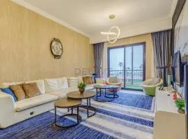 Exquisite 2BR Seafront Haven with Resort Lifestyle and Panoramic Sea Views, Near Faqiat Beach and Campsite, Mina Al Fajer D, Fujairah by Deluxe Holiday Homes