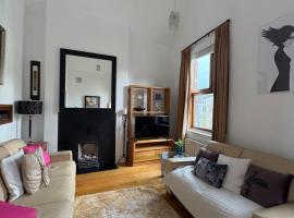 Unique Duplex Apartment in the heart of Dalkey with 2 Luxurious Bedrooms, hôtel à Dalkey