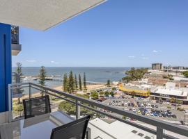 Seaside Escape with Pool, Balcony and Views, hotel v destinaci Redcliffe