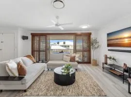 3-Bed Haven with Balcony and BBQ, 5-Min to Beach