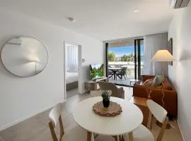 Joy at Ohana: Balcony & Pool Overlooking the Bay