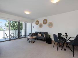 Elegant 2-Bed Apartment with Balcony, hotel i Harrison