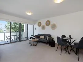 Elegant 2-Bed Apartment with Balcony