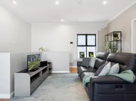 Bright 2-Bed Townhouse with Balcony & Garage