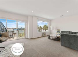 Amazing Lake View family-friendly Holiday Home, Hotel in Cheltenham