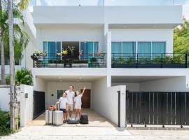 Villa Mangosteen 3BR Seaview Pool and Rooftop, hotel v destinaci Ban Saiyuan (1)