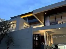 Eirene's Lakeside Villa